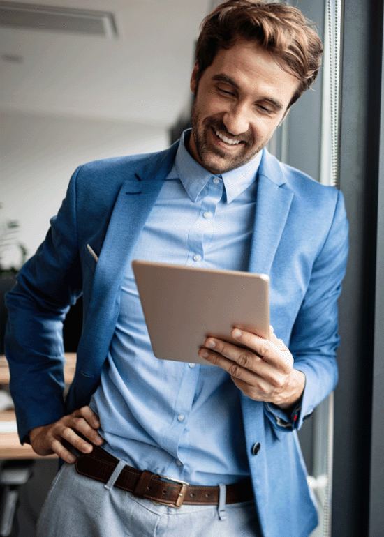 Mann Schaut Auf Tablet
